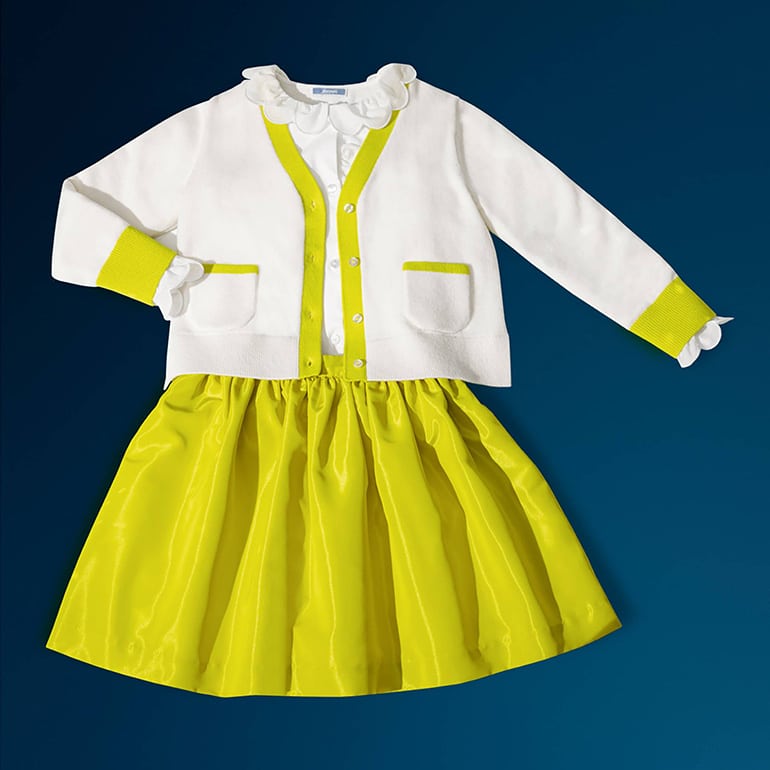 Voir le coffret fille avec un ensemble jupe jaune et gilet assorti